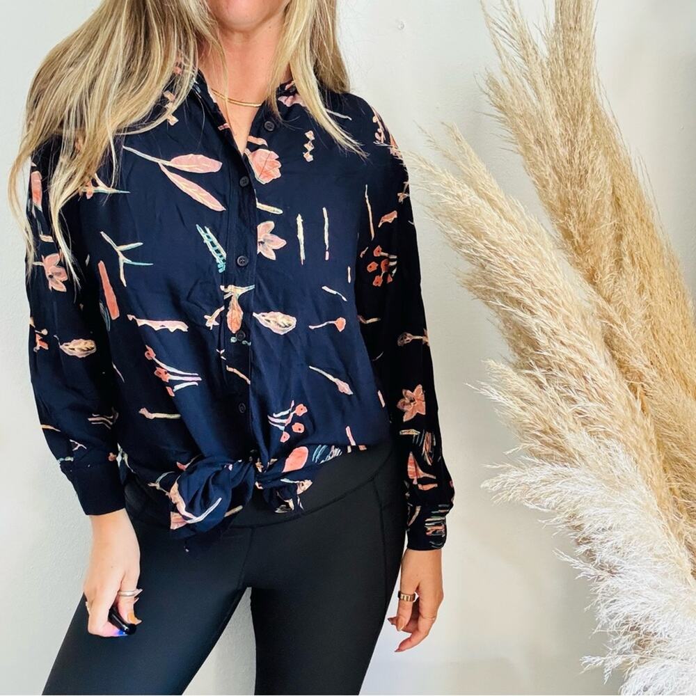 VINTAGE 90s SAND PIPER Dark Navy Blue Beige Abstract Floral Blouse Shirt Top M - Picture 7 of 14